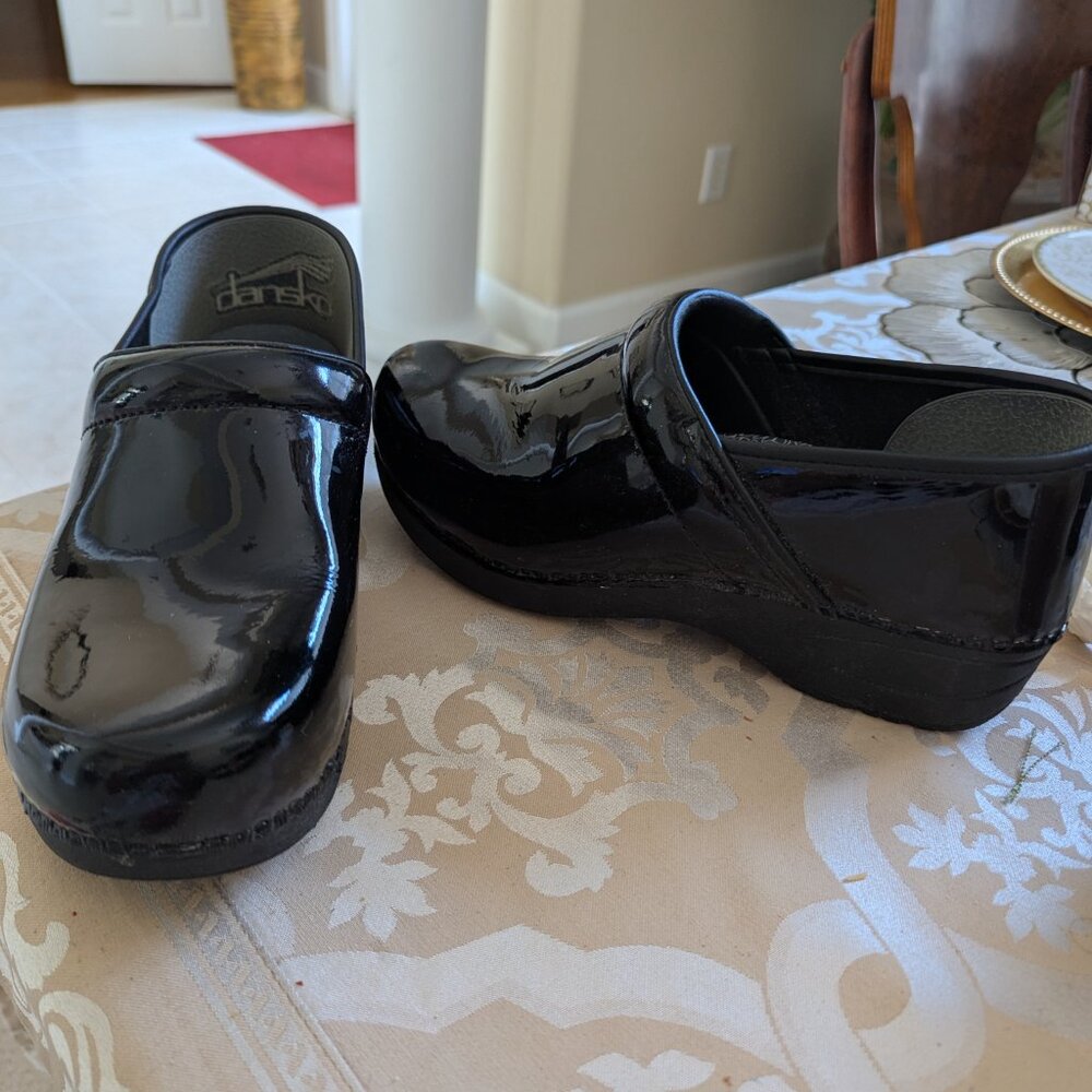 Brand New Never Worn Dansko black Patent Leather size 10W Clogs
